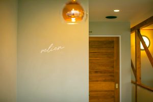 奈良郡山市 relier｜大阪・奈良・兵庫・神戸対応の美容室・美容院内装施工事例美容室 美容院 大阪 奈良 兵庫 神戸 内装 工務店 美容院・美容室の独立開業なら「一回で違いがわかる空間デザイン会社」BRIDGE DESIGNWORK'S ブリッジデザインワークスにお任せください。関西（大阪、奈良、神戸、兵庫、京都）を中心に世界最高峰の店舗デザイン、設計、施工（内装・外装工事）をご提供しています。 独立 成功 失敗 美容師 年収 1人 ひとり