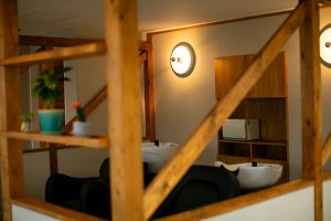 奈良郡山市 relier｜大阪・奈良・兵庫・神戸対応の美容室・美容院内装施工事例美容室 美容院 大阪 奈良 兵庫 神戸 内装 工務店 美容院・美容室の独立開業なら「一回で違いがわかる空間デザイン会社」BRIDGE DESIGNWORK'S ブリッジデザインワークスにお任せください。関西（大阪、奈良、神戸、兵庫、京都）を中心に世界最高峰の店舗デザイン、設計、施工（内装・外装工事）をご提供しています。 独立 成功 失敗 美容師 年収 1人 ひとり