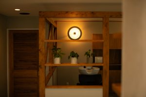 奈良郡山市 relier｜大阪・奈良・兵庫・神戸対応の美容室・美容院内装施工事例美容室 美容院 大阪 奈良 兵庫 神戸 内装 工務店 美容院・美容室の独立開業なら「一回で違いがわかる空間デザイン会社」BRIDGE DESIGNWORK'S ブリッジデザインワークスにお任せください。関西（大阪、奈良、神戸、兵庫、京都）を中心に世界最高峰の店舗デザイン、設計、施工（内装・外装工事）をご提供しています。 独立 成功 失敗 美容師 年収 1人 ひとり