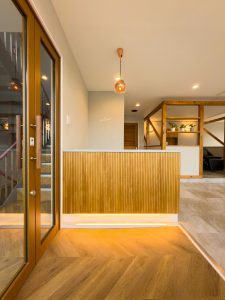 奈良郡山市 relier｜大阪・奈良・兵庫・神戸対応の美容室・美容院内装施工事例美容室 美容院 大阪 奈良 兵庫 神戸 内装 工務店 美容院・美容室の独立開業なら「一回で違いがわかる空間デザイン会社」BRIDGE DESIGNWORK'S ブリッジデザインワークスにお任せください。関西（大阪、奈良、神戸、兵庫、京都）を中心に世界最高峰の店舗デザイン、設計、施工（内装・外装工事）をご提供しています。 独立 成功 失敗 美容師 年収 1人 ひとり