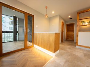 奈良郡山市 relier｜大阪・奈良・兵庫・神戸対応の美容室・美容院内装施工事例美容室 美容院 大阪 奈良 兵庫 神戸 内装 工務店 美容院・美容室の独立開業なら「一回で違いがわかる空間デザイン会社」BRIDGE DESIGNWORK'S ブリッジデザインワークスにお任せください。関西（大阪、奈良、神戸、兵庫、京都）を中心に世界最高峰の店舗デザイン、設計、施工（内装・外装工事）をご提供しています。 独立 成功 失敗 美容師 年収 1人 ひとり