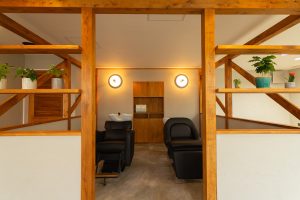 奈良郡山市 relier｜大阪・奈良・兵庫・神戸対応の美容室・美容院内装施工事例美容室 美容院 大阪 奈良 兵庫 神戸 内装 工務店 美容院・美容室の独立開業なら「一回で違いがわかる空間デザイン会社」BRIDGE DESIGNWORK'S ブリッジデザインワークスにお任せください。関西（大阪、奈良、神戸、兵庫、京都）を中心に世界最高峰の店舗デザイン、設計、施工（内装・外装工事）をご提供しています。 独立 成功 失敗 美容師 年収 1人 ひとり